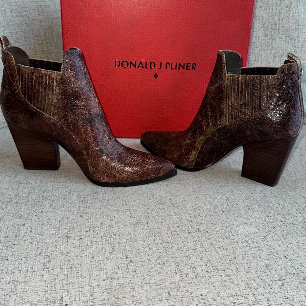 Donald J. Pliner Ankle Booties vale 8.5 cowgirl boots chestnut crackled